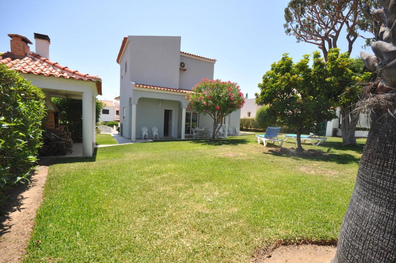 Well-Appointed Villa Is Situated In The Popular Resort Of Vilamoura Quarteira Exteriér fotografie