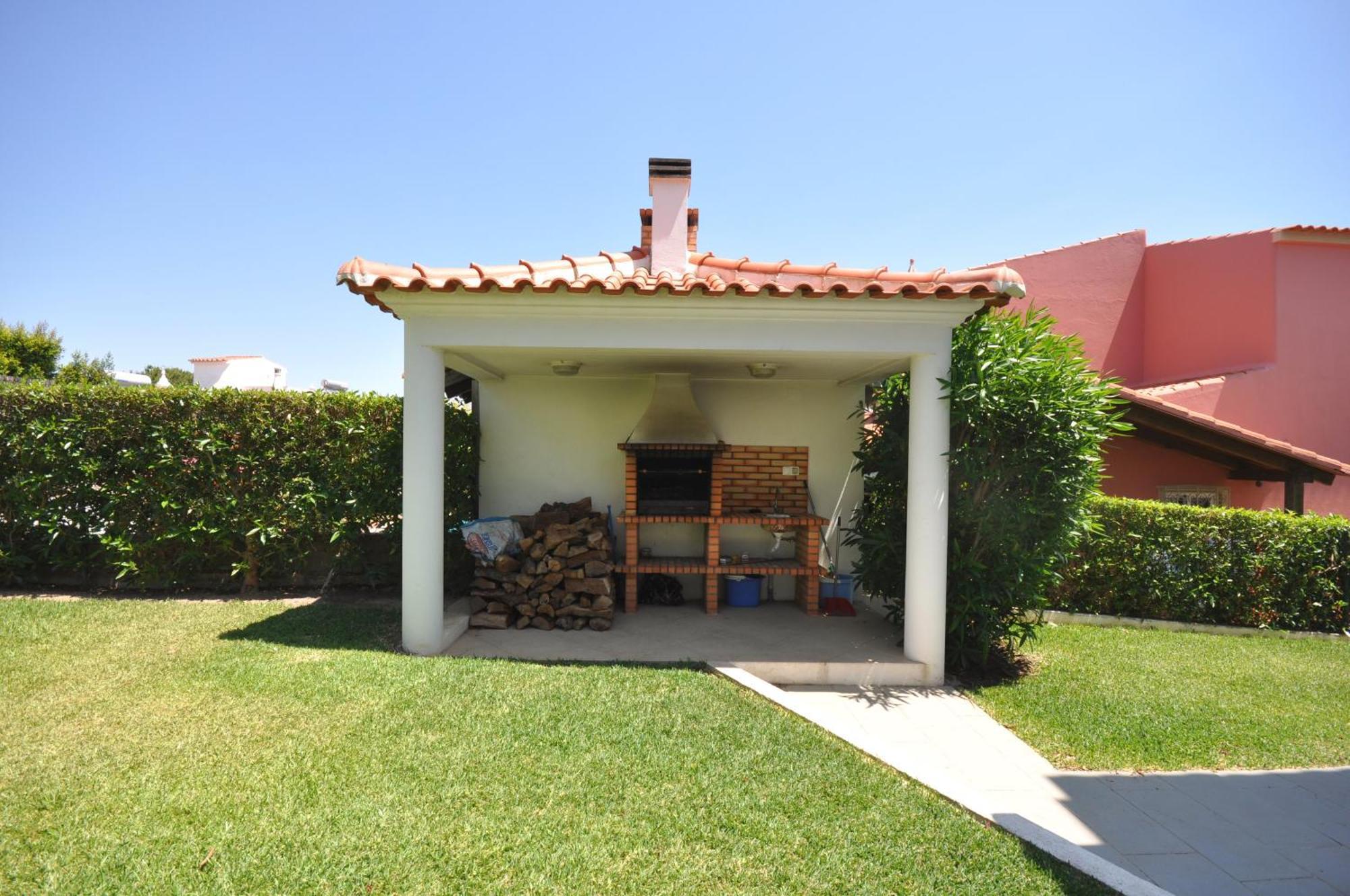 Well-Appointed Villa Is Situated In The Popular Resort Of Vilamoura Quarteira Exteriér fotografie